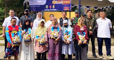 Masyarakat yang telah memperoleh paket sembako dari acara Operasi Pasar Bersubsidi (Opadi)