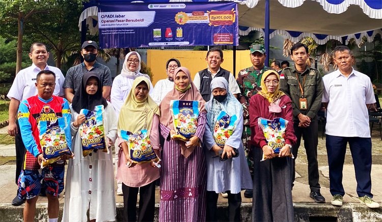 Masyarakat yang telah memperoleh paket sembako dari acara Operasi Pasar Bersubsidi (Opadi)