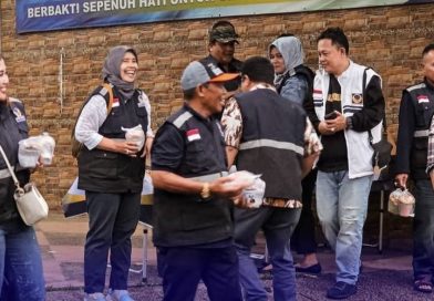 Partai NasDem Kota Cimahi Bagikan 500 Takjil Gratis untuk Pengguna Jalan