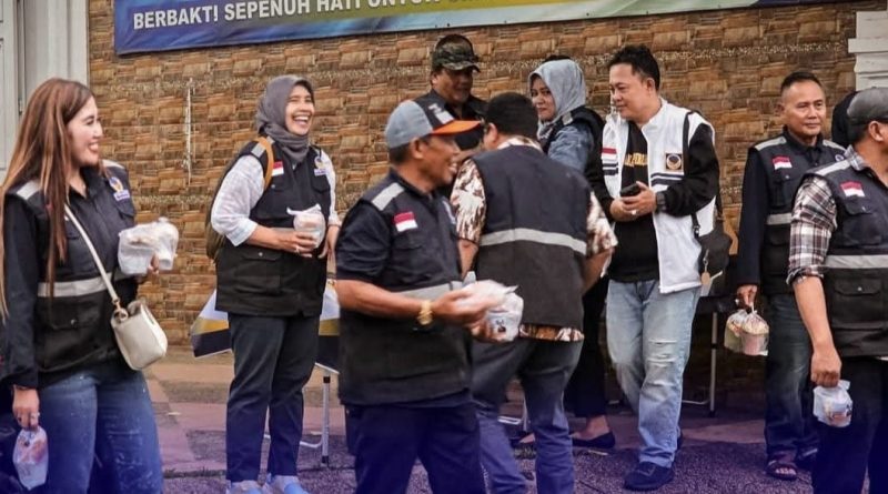 Partai NasDem Kota Cimahi Bagikan 500 Takjil Gratis untuk Pengguna Jalan