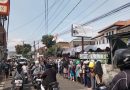 Antrean Panjang Warnai Penyaluran Bantuan Pangan di Kelurahan Cipageran