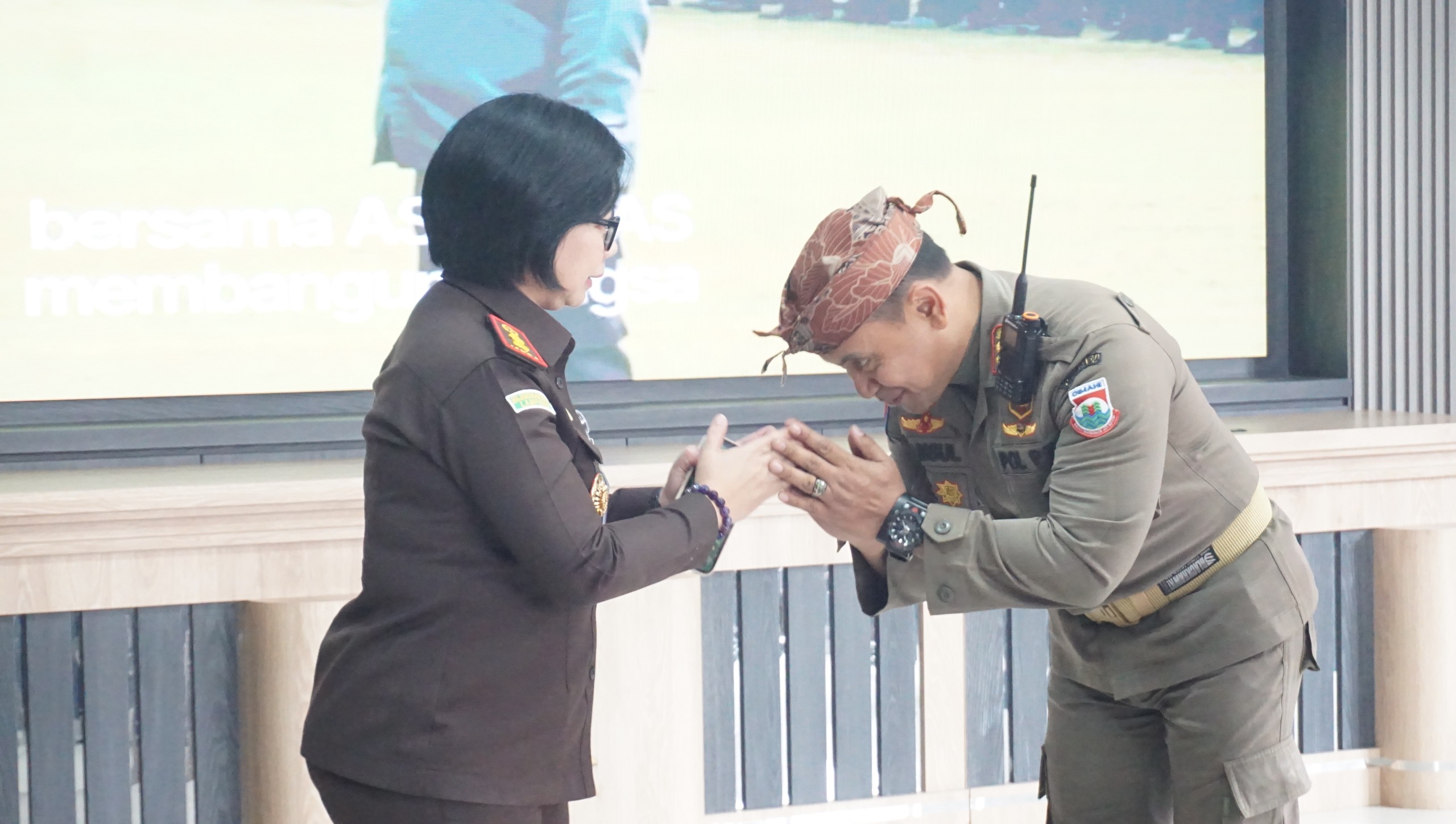 KEJARI CIMAHI PERKUAT PERAN SATLINMAS DALAM MENDUKUNG HANKAMRATA DAN MEMBANGUN MASYARAKAT TAAT HUKUM CIMAHI